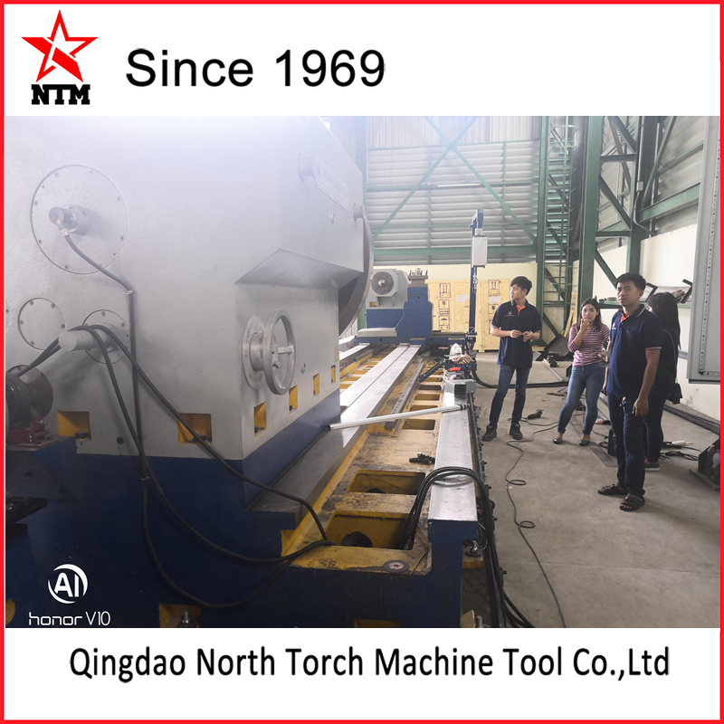 我司工程師成功完成我司生產的重型機械臥式車牀CG61200*8000/40T 的安裝，調試與培訓